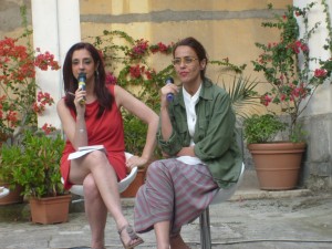 Letizia Muratori dialoga con Rossella Milone e il pubblico nel Chiostro di San Paolo